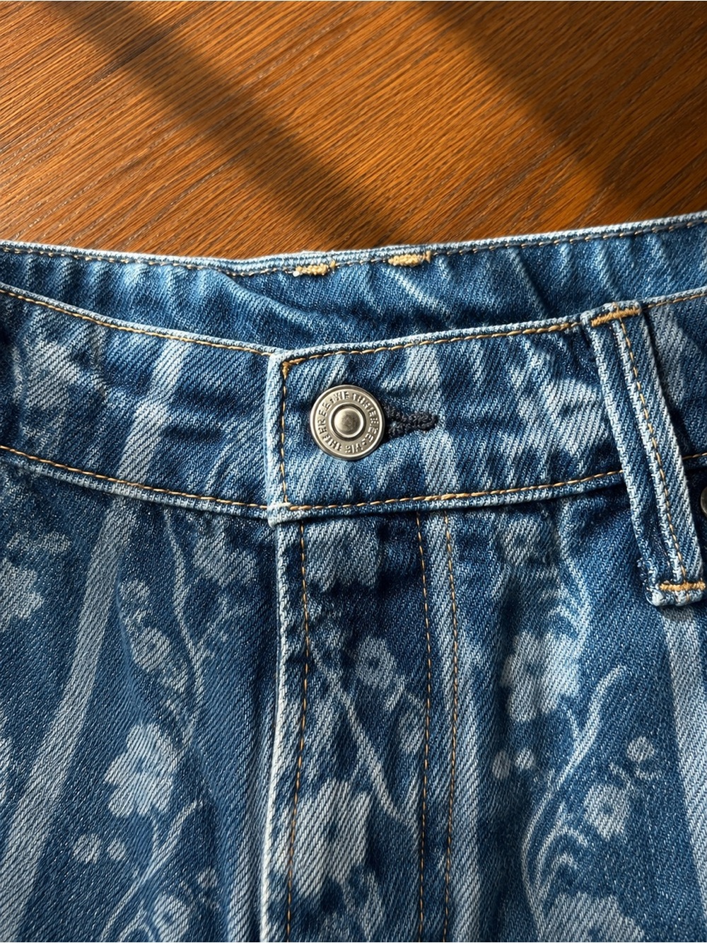 We The Free Tennessee Low Rise Boyfriend Jean w/ Floral Pattern Sz 31 NWOT - Picture 3 of 4